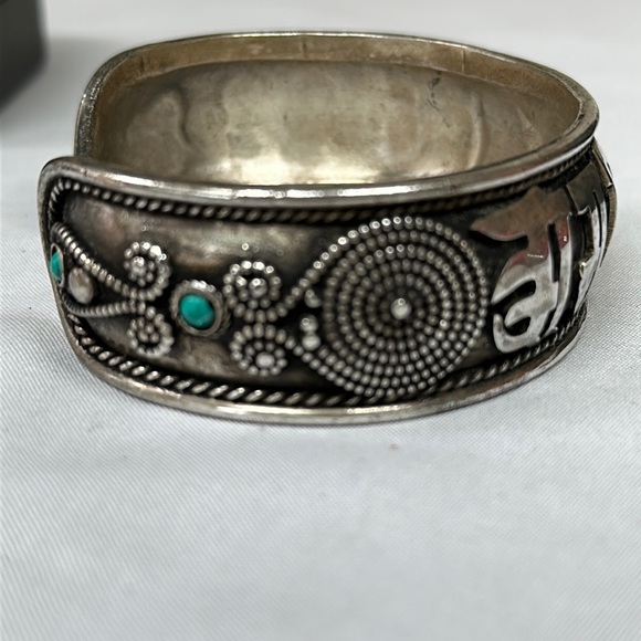 Vintage Silvertone Om Mani Padme Hum cuff bracelet - Picture 6 of 11